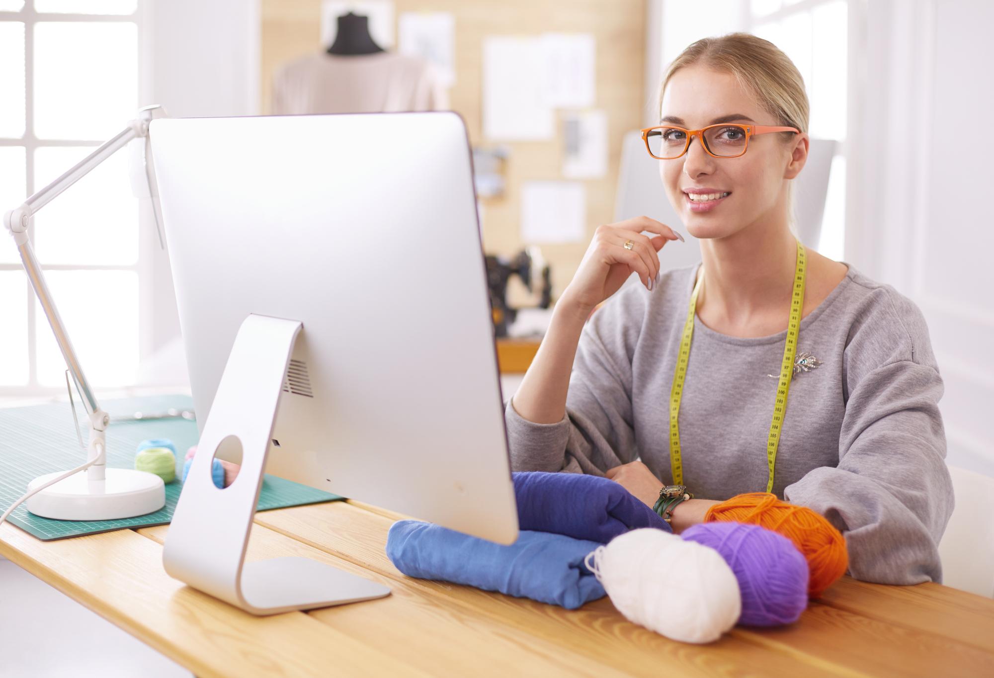 studente che segue lezione online con kit